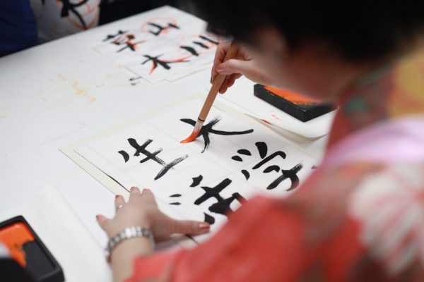 woman-drawing-oriental-symbols (1) woman-drawing-oriental-symbols (1)